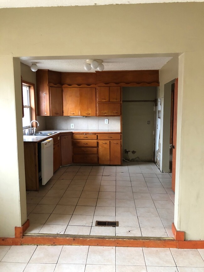 Building Photo - 3 bdrm plus bonus roo. Section 8 is ok