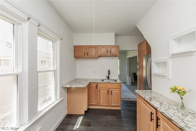Building Photo - 2035 Chesterland Ave