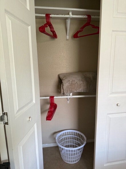 Building Photo - Room in Apartment on Starcrest Dr