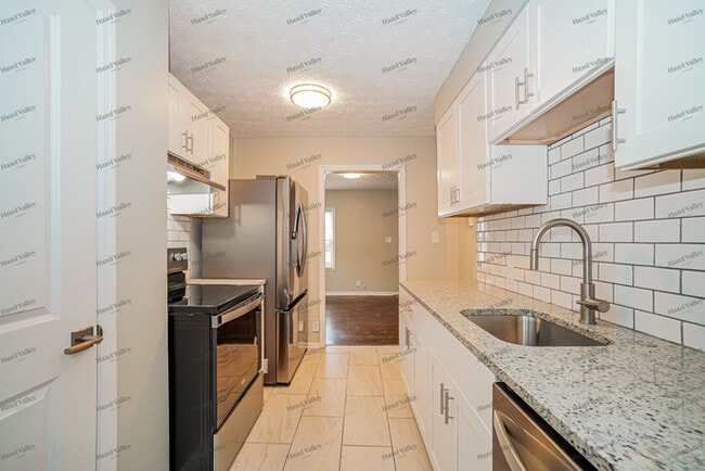 Building Photo - 2592 Grasmere Ave