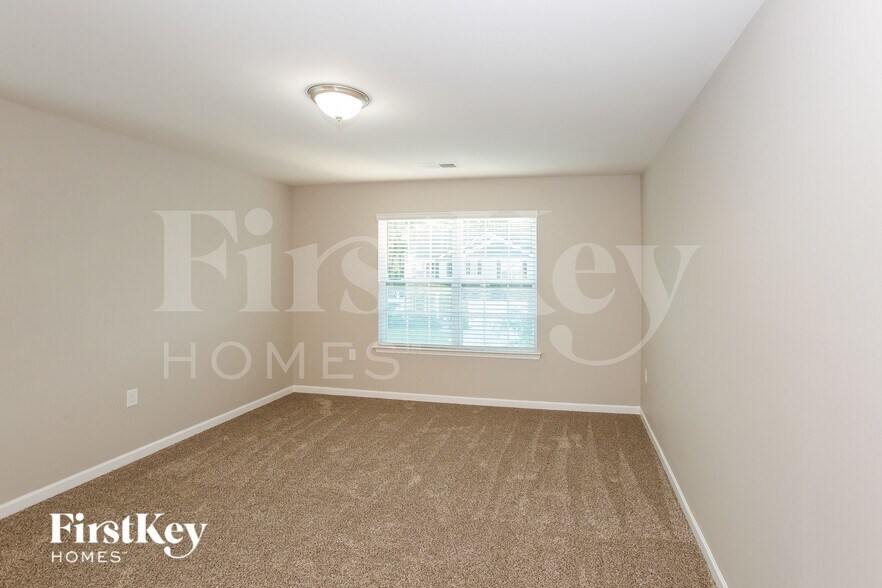 Building Photo - 711 Saddlebred Ln