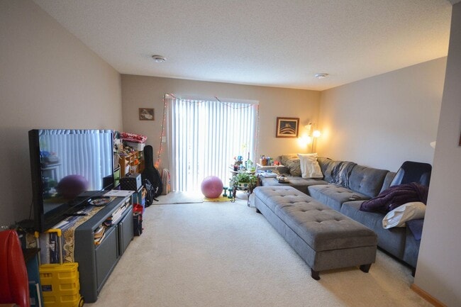 Building Photo - 2br townhouse near many shopping & dining ...