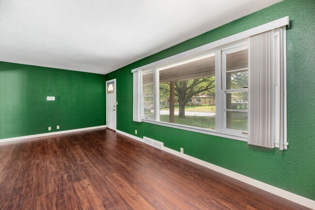 Building Photo - 2 Weeks FREE RENT! Charming 3 Bed 1 Bath In Quiet Neighborhood