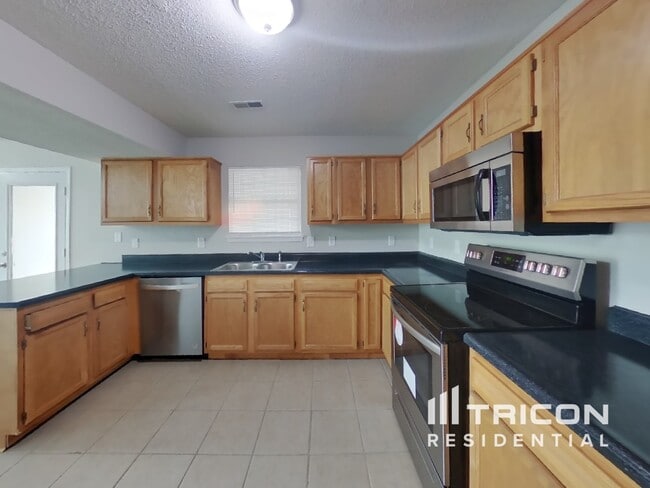 Building Photo - 1401 Thomas Dr