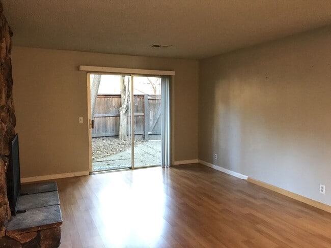 Building Photo - Great 2 bed 1 bath condo available for fall move in!
