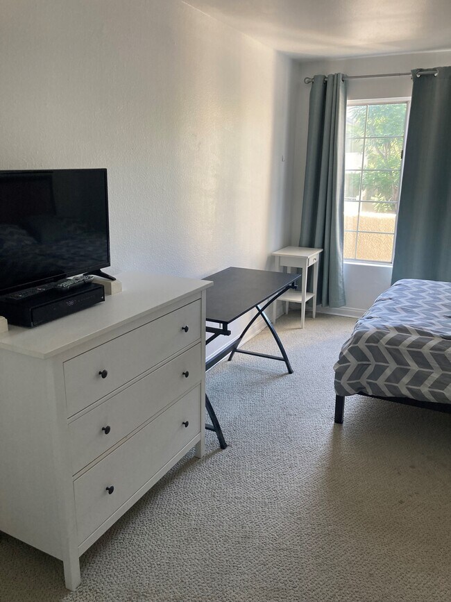 rest of private bedroom - 5535 Canoga Ave