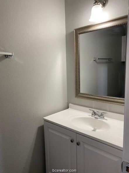 Building Photo - 1401 Airline Dr