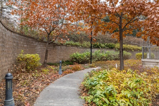 Building Photo - 5250 Grandview Square