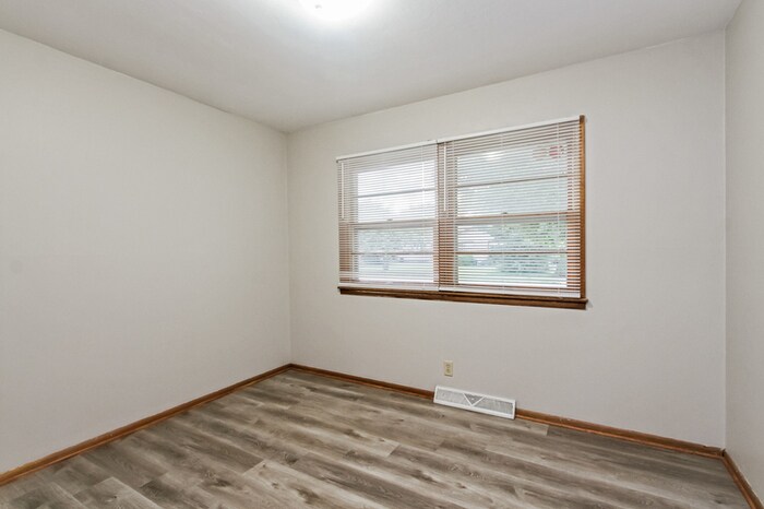 Building Photo - 429 Brookside Ln