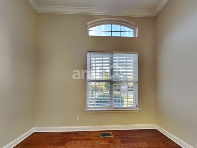 Building Photo - 824 Daybreak Dr