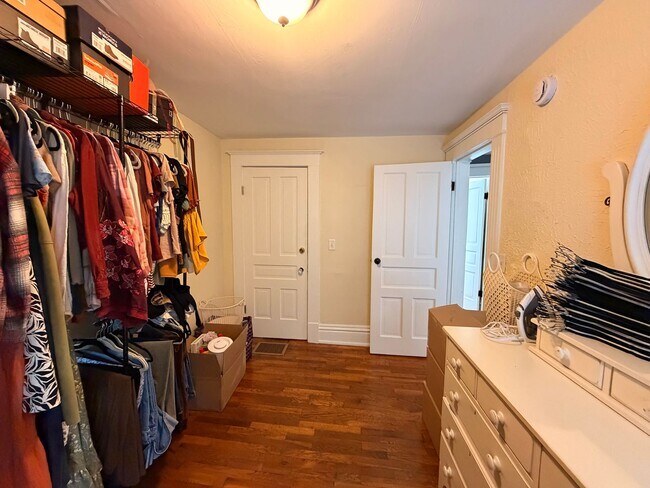 Building Photo - Charming Four Bedroom Home on SE Side!