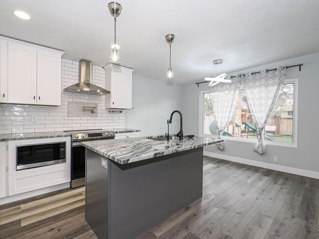 Building Photo - 5 Bedroom, 2.5 Bathrooms Home