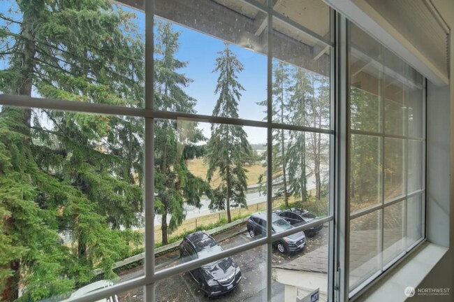Building Photo - 2 Week Move In Special - Beautiful Edmonds...