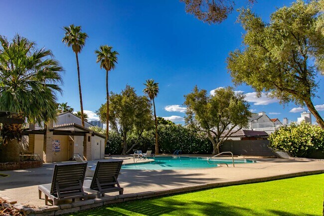 Building Photo - 1 Bed, 1 Bath In Highly Desirable Guard Gated Las Vegas Country Club