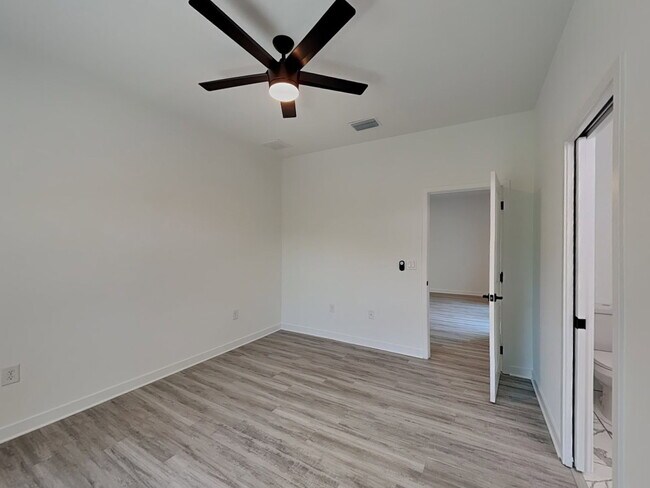 Building Photo - 1125 Highlands Rd