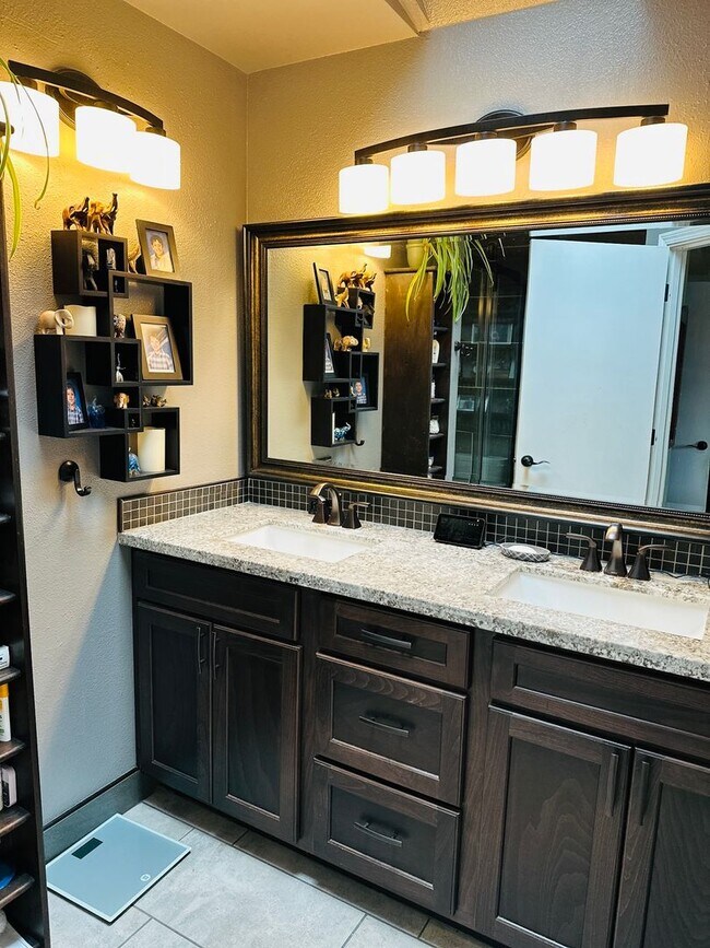 Building Photo - Beautiful Custom Newly Remodeled Home