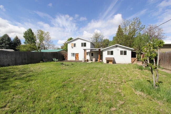 Building Photo - 816 S Wardwell Ave