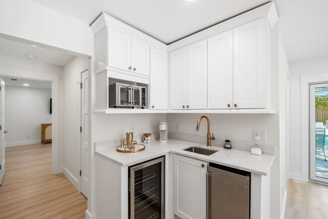 Building Photo - 383 Lakeview Dr
