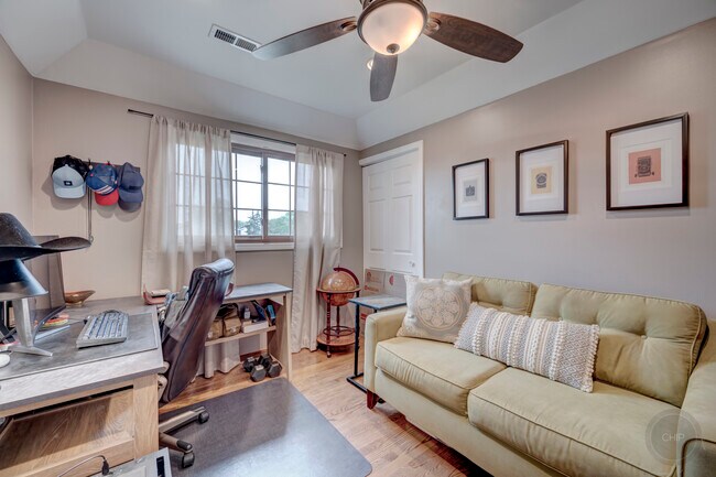 Building Photo - 7215 Larchwood Ln