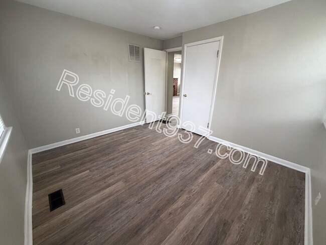 Building Photo - 2 Bedroom 1 Bath home with fenced in backyard