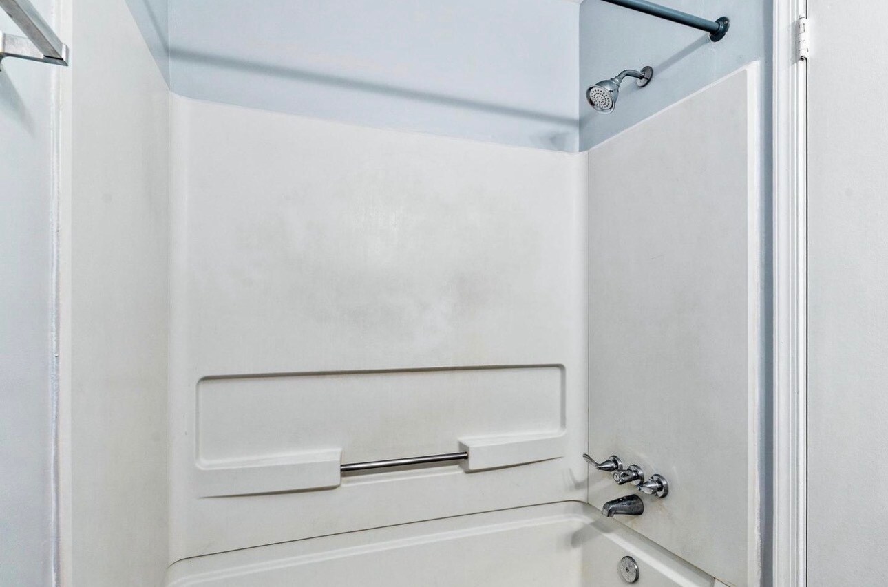 Building Photo - 18334 Streamside Dr