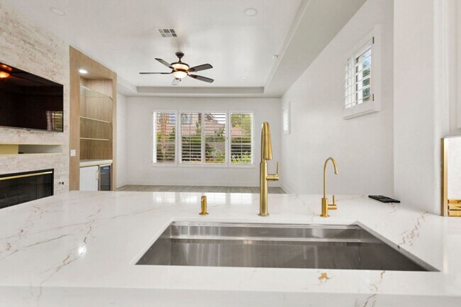 Building Photo - 5 Bedroom Pool Home Located In Summerlin G...