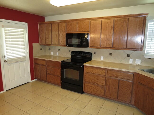 Building Photo - Gorgeous 3 bedroom 2 bath home in desired ...