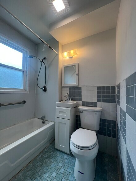 Building Photo - 1832 River St