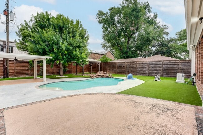 Building Photo - 7906 Del Monte Dr