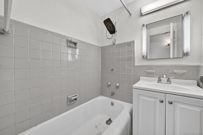 Building Photo - 6 Fordham Hill Oval