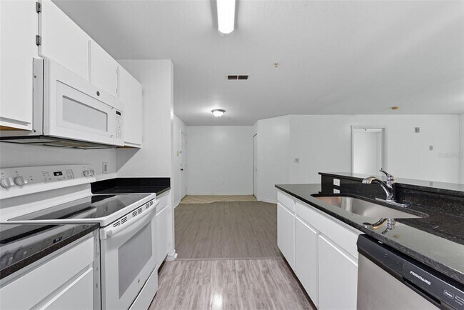 Building Photo - 5459 Vineland Rd