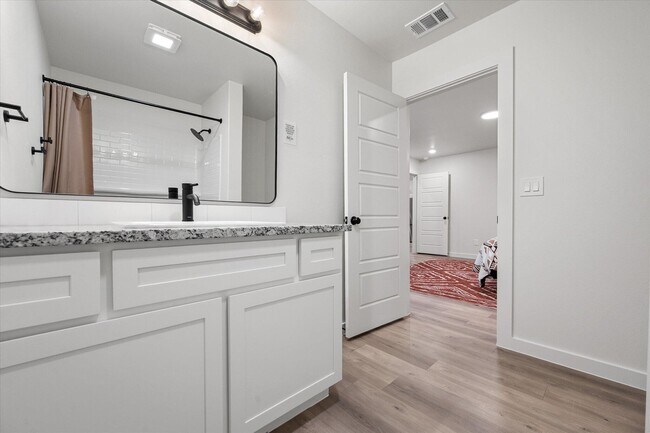 Building Photo - 2133 Langford Ave