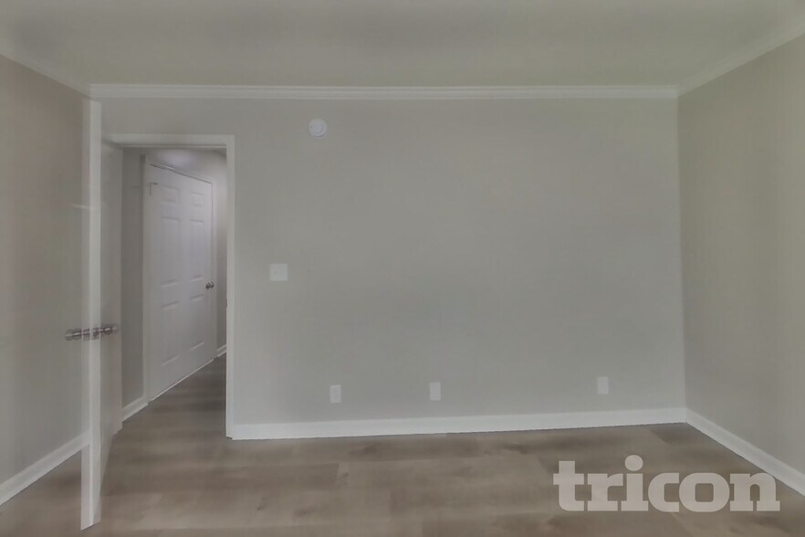 Building Photo - 5013 Claude Dr
