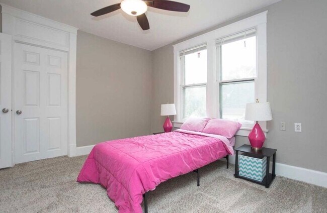 Building Photo - 3x2 corner lot w/ fenced backyard