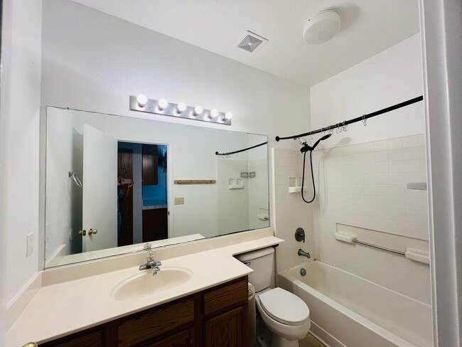 Building Photo - Spacious and Sparkling with New Paint 3 be...