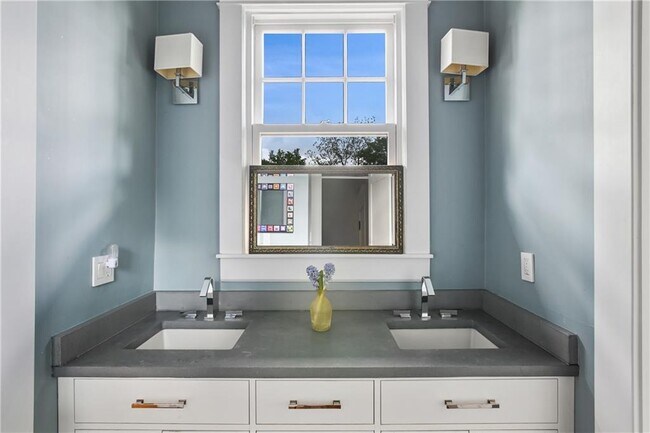 Building Photo - 635 Bonaventure Ave NE