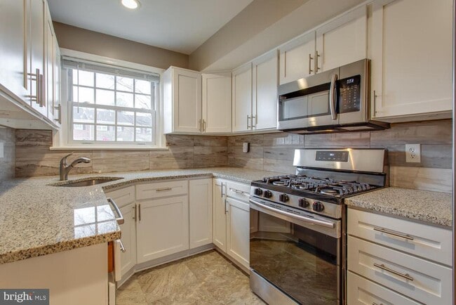 Building Photo - 6063 Hardwick Pl