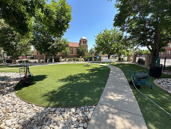 Building Photo - Renovated 1BR High-Rise Condo in Downtown ...