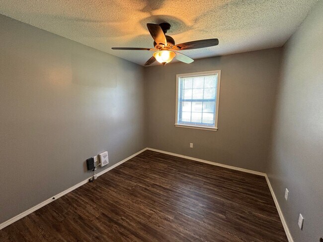 Building Photo - Discover this 3-bedroom, 2-bath home in Russellville, AR.