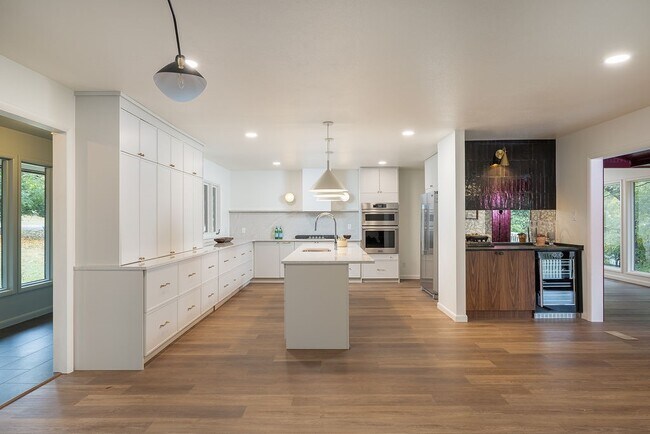 Building Photo - 884 Shrewsbury Ln