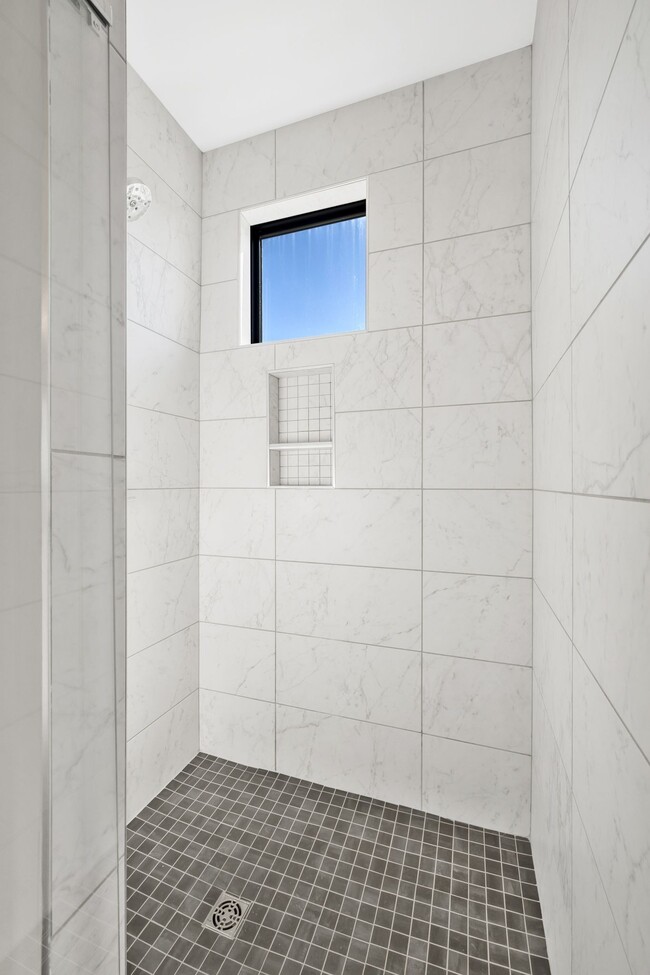 Building Photo - 1648 19th Ave S