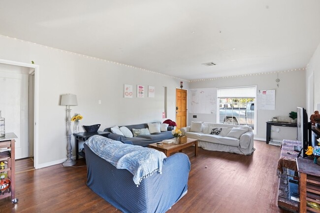 Building Photo - 811 Mission St