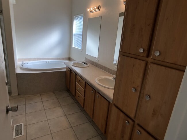 Building Photo - Beautiful and Convenient Turner Location!