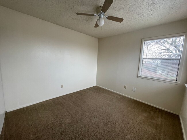 Building Photo - 1218 Royal Crest Dr