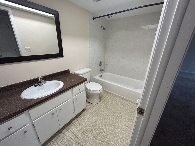 Building Photo - Freshly painted interior and new carpet in living room spacious home off Country Club Blvd