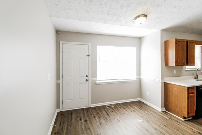 Building Photo - 3 Bedroom Split Level Atlanta Home