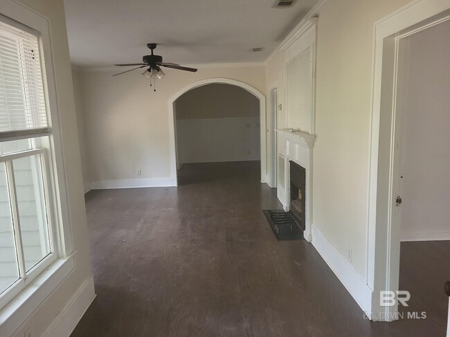 Building Photo - 503 S Cedar St