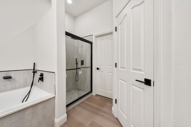 Building Photo - 302 Carlina Ct
