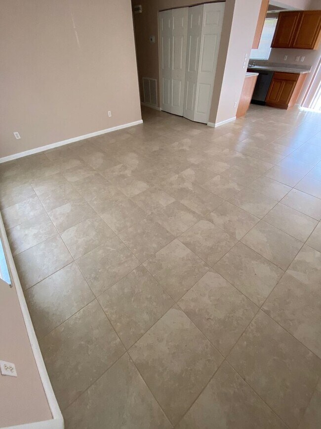 Building Photo - Ready for you to move in!!