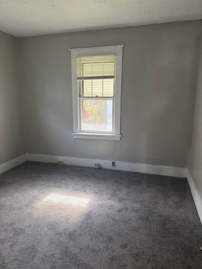 Building Photo - LEASING SPECIAL MOVE IN BY 1/1/2026 ** 1/2 price Security Deposit and 2nd month free